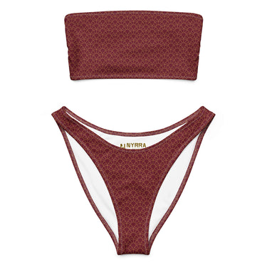 Bandeau-Bikini Art déco Weinrot-Gold mit V-Cut-Höschen – Frontansicht am Model