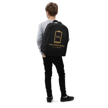 Rucksack LOW POWER MODE schwarz, Vorderseite mit goldener Batterie und Schriftzug LOW POWER MODE – powered by Nyrra-Design
