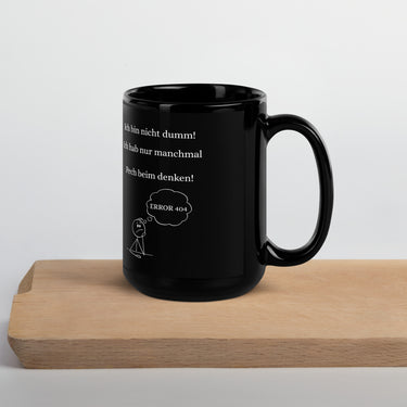 Nyrra-Design Ich bin nicht dumm – ich hab nur Pech beim Denken! | Schwarze Tasse mit ERROR 404 Spruch für Nerds, IT-Fans & Humorliebhaber – Lustige Geschenkidee mit Stil Front Schwarz