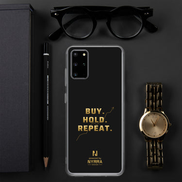 Samsung Galaxy S20 Plus Hülle BUY. HOLD. REPEAT. transparent mit Gold – Lifestyle-Ansicht, powered by Nyrra-Design