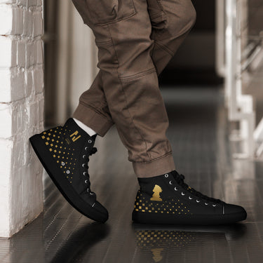 High-Top Sneaker Brilliant Move komplett schwarz, Außenseite rechts: goldener Springer am Knöchel, Schachbrett löst sich zur Spitze auf – powered by Nyrra-Design