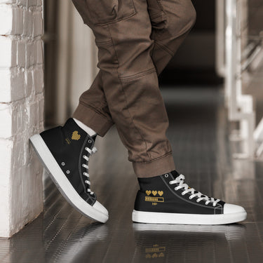 High-Top Sneaker HP schwarz mit weißer Sohle, Außenseite rechts: drei goldene Pixelherzen und HP-Balken am Knöchel – powered by Nyrra-Design