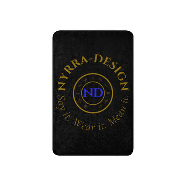 Nyrra-Design Sherpa-Decke Schwarz Logo-Edition – Sandbraun – Frontansicht