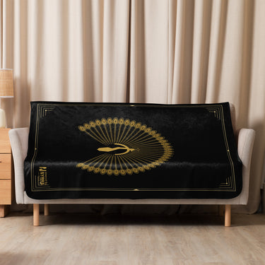 Sherpa-Decke Pfau – goldener Art-déco-Pfau mit Zierrahmen auf Schwarz, 127 × 152 cm, powered by Nyrra-Design