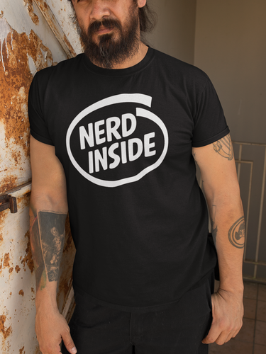 Mann in schwarzem Nyrra-Design T-Shirt mit "Nerd Inside"-Aufdruck in Frontalansicht