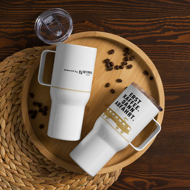Thermobecher ERST KAFFEE. DANN ABFAHRT. – schwarzer Spruch und goldene E-Lok auf Schiene, 0,74 l mit Henkel, powered by Nyrra-Design