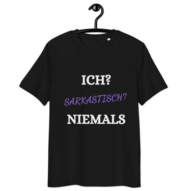 schwarzes T-Shirt mit Spruch ich? sarkastisch? niemals, Text in weiß und lila, unterschiedliche Schriftarten