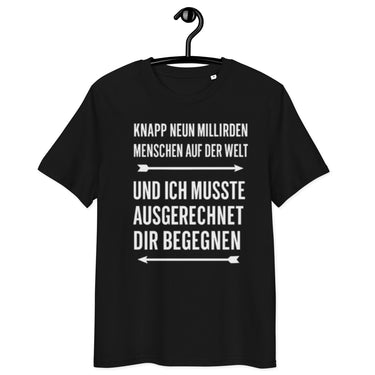 schwarzes T-Shirt mit Spruch knapp neun milliarden menschen auf der welt und ich musste ausgerechnet dir begegnen in weiß