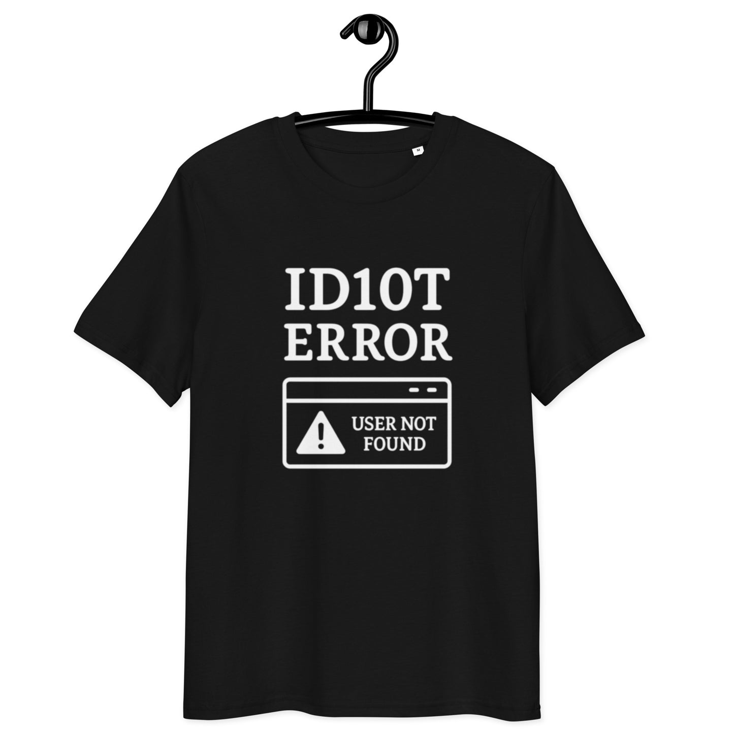 schwarzes T-Shirt mit Aufdruck ID10T error user not found, weißes Warnsymbol in stilisiertem Fenster