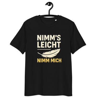 schwarzes T-Shirt mit Spruch nimm's leicht nimm mich in beige, darunter eine stilisierte Feder in derselben Farbe