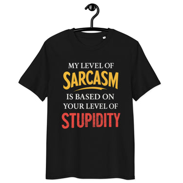schwarzes T-Shirt mit englischem Spruch my level of sarcasm is based on your level of stupidity, sarcasm in gelb, stupidity in rot