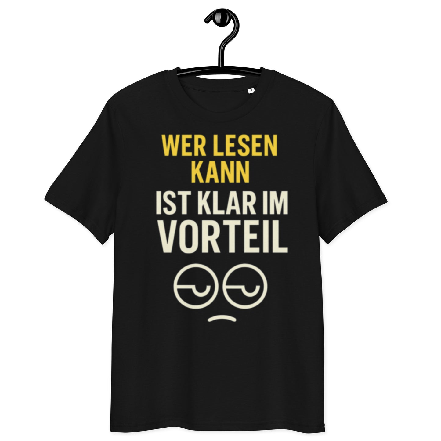 schwarzes T-Shirt mit Spruch wer lesen kann ist klar im Vorteil in gelb und weiß, müdes Emoji unter dem Text