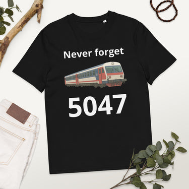 schwarzes T-Shirt mit Aufdruck never forget 5047 und Illustration eines roten ÖBB-Triebwagens, nostalgisches Zugmotiv