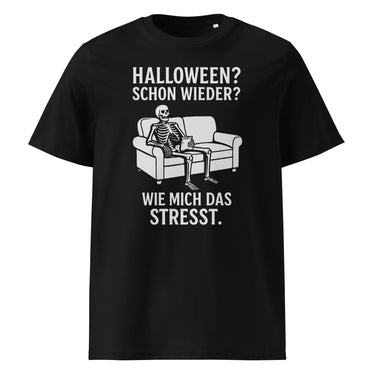 Schwarzes Halloween T-Shirt mit sarkastischem Skelett-Motiv auf Couch