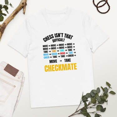 weißes T-Shirt mit Aufdruck chess isn’t that difficult und Zugabfolge move take check checkmate, bunter Text, gelbes checkmate