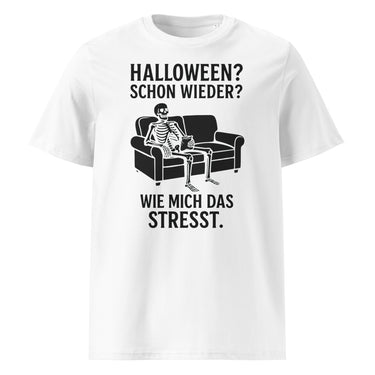 Weißes Halloween T-Shirt mit sarkastischem Skelett-Motiv auf Couch