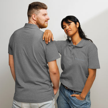 NYRRA-DESIGN Premium-Piqué-Poloshirt Ton-in-Ton-Logo – Grau meliert – Produktansicht