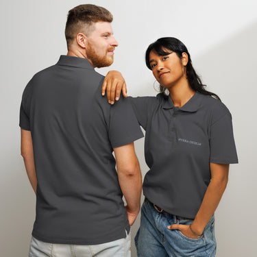 NYRRA-DESIGN Premium-Piqué-Poloshirt Ton-in-Ton-Logo – Mausgrau – Produktansicht
