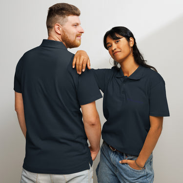 NYRRA-DESIGN Premium-Piqué-Poloshirt Ton-in-Ton-Logo – Navy – Produktansicht