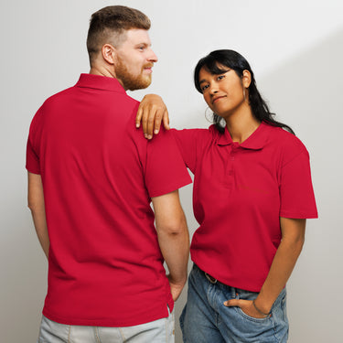 NYRRA-DESIGN Premium-Piqué-Poloshirt Ton-in-Ton-Logo – Rot – Produktansicht