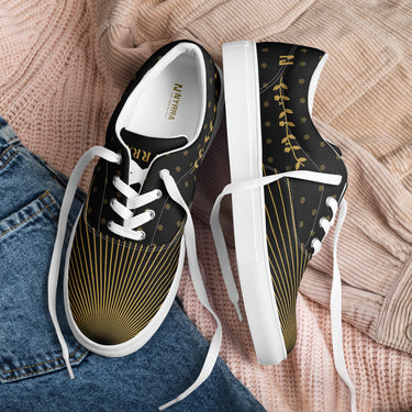 Damen Lace-Up Sneaker Goldranke, Paar von vorne: schwarzes Canvas mit goldenen Strahlen über der Spitze, weiße Sohle – powered by Nyrra-Design
