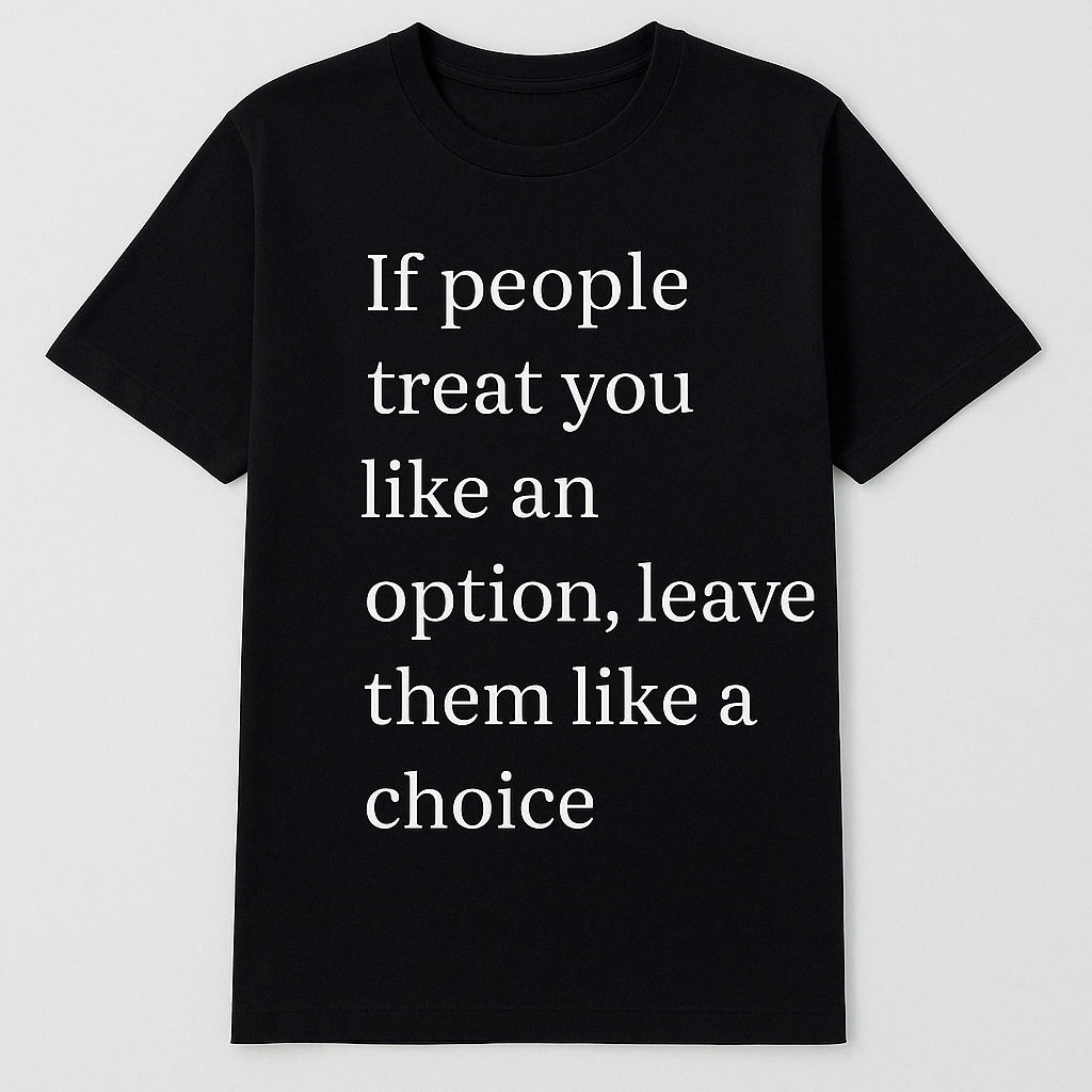 Schwarzes T-Shirt mit Zitat – „If people treat you like an option, leave them like a choice.“ von Nyrra-Design