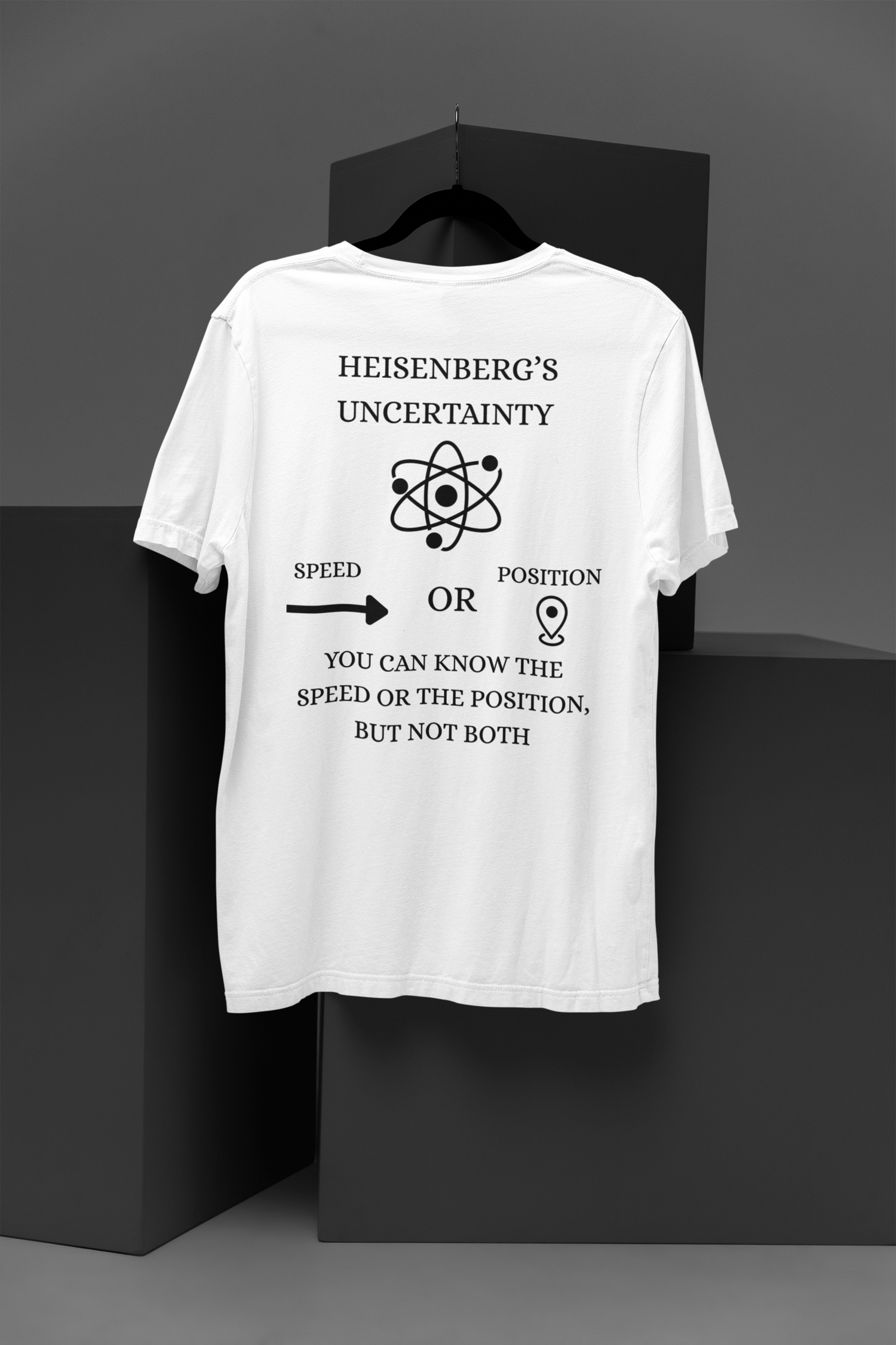 Weißes Nerd-T-Shirt aus Bio-Baumwolle mit Physik-Design zur Heisenberg-Unschärferelation auf dunklem Hintergrund.
