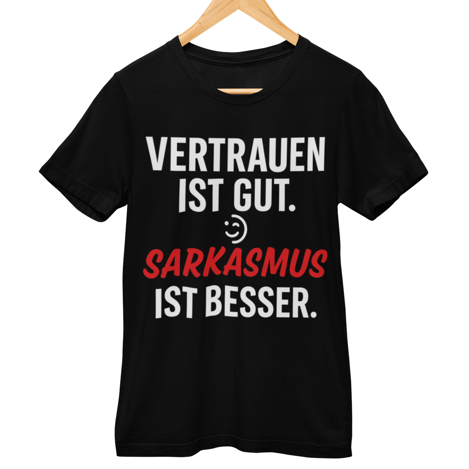 Schwarzes T-Shirt mit weiß-rotem Schriftmotiv „Vertrauen ist gut. 😉 Sarkasmus ist besser.“ – Kollektion Sarkasmus, humorvolles Statement-Shirt für Alltag und Freizeit.
