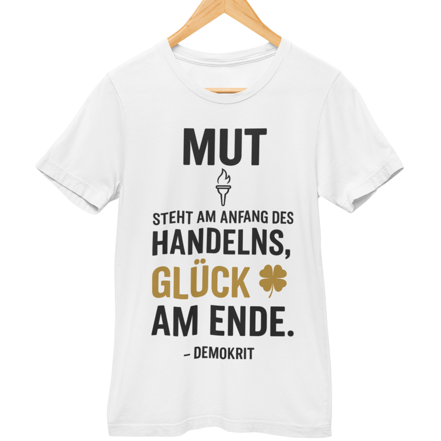 Weißes T-Shirt mit Zitat „Mut steht am Anfang des Handelns, Glück am Ende.“ in schwarzer und goldener Schrift, ergänzt durch Fackel- und Kleeblatt-Icons sowie den Autor „Demokrit“