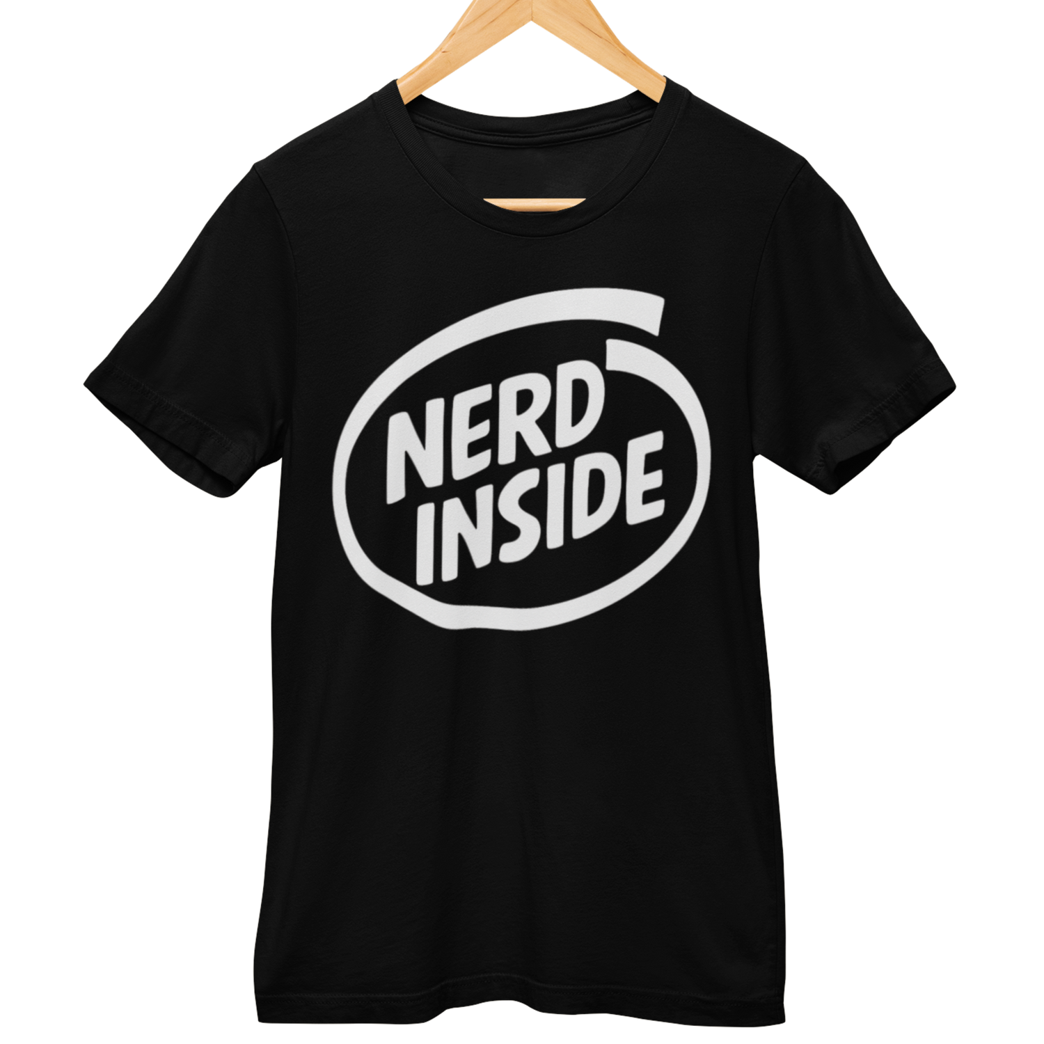 Schwarzes T-Shirt mit weißem Nerd Inside Logo im Stil des Intel-Designs, humorvolles Statement für Nerds.
