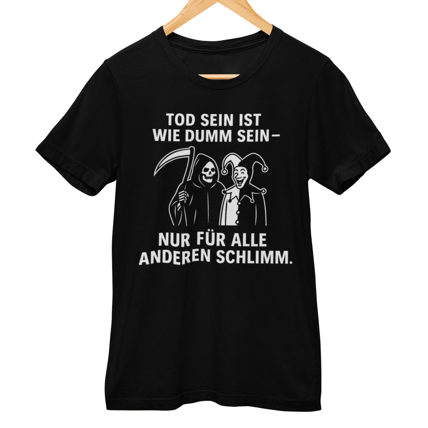 Schwarzes T-Shirt mit weißem Druck: Grim Reaper mit Sense und Hofnarr zwischen dem Text ‚Tod sein ist wie dumm sein – nur für alle anderen schlimm