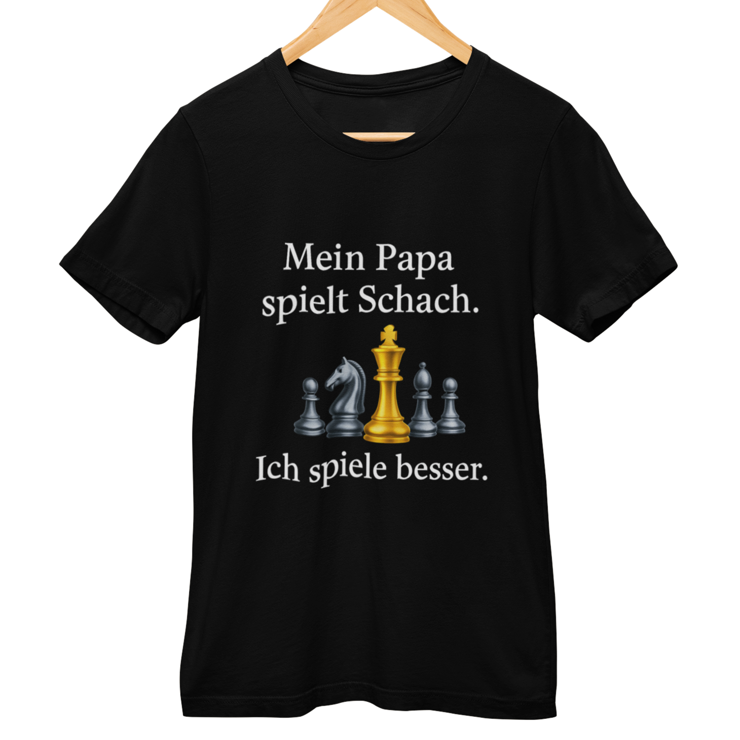 Schwarzes T-Shirt mit Schachfiguren und dem Spruch ‚Mein Papa spielt Schach. Ich spiele besser.‘ in weißem Druck.