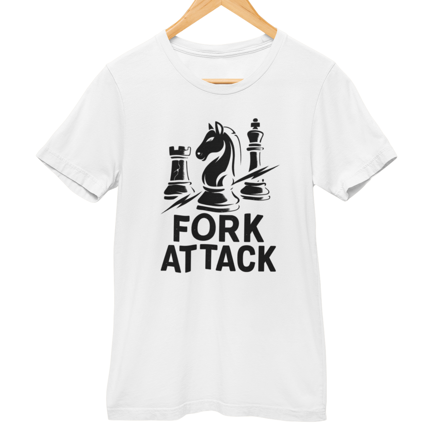 Weißes T-Shirt mit schwarzem Schach-Design: Springer, König und Turm mit dem Schriftzug ‚Fork Attack‘ darunter.