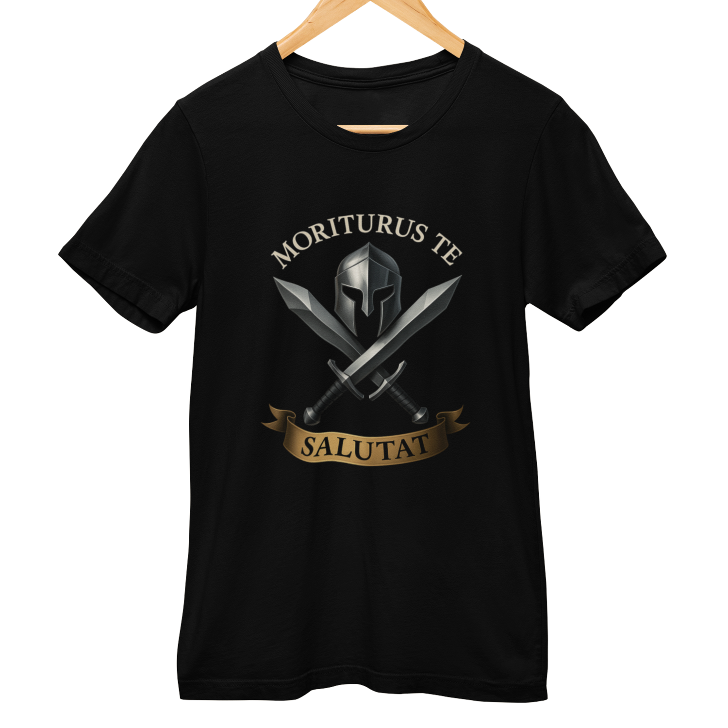 Schwarzes T-Shirt mit römischem Gladiatoren-Design: Helm, gekreuzte Schwerter und der lateinische Spruch ‚Moriturus te salutat‘.