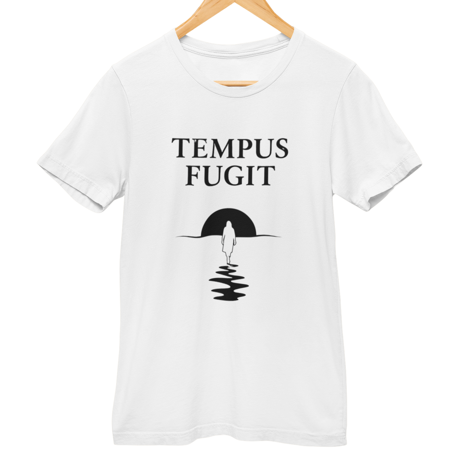 Weißes T-Shirt mit schwarzem Aufdruck ‚Tempus Fugit‘ und einer Figur, die in einen Sonnenuntergang geht.