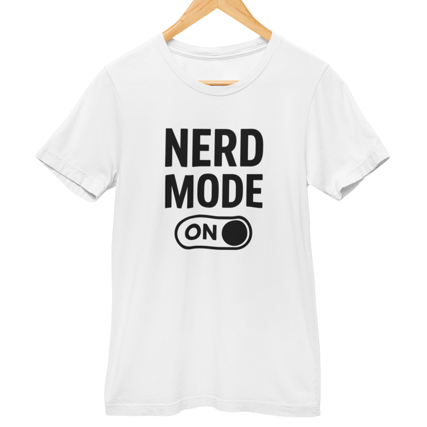 Weiße T-Shirt mit Text: NERD MODE ON