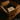 KI-generierte Darstellung eines verpackten T-Shirts im Versandkarton mit Dankeskarte als Symbol für sorgfältigen Merch-Versand und persönliche Kundenbetreuung.