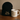 KI-generierte Darstellung einer schwarzen Beanie und weißen Tasse mit dem Schriftzug „Deine Idee hier“ als Beispiele für personalisierte Merch-Produkte.