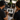 Zwei Personen besprechen gemeinsam ein individuelles Merch-Design auf einem Tablet in einem modernen Workspace. Zu sehen sind T-Shirt-Mockups, Skizzen, ein QR-Code-Aufsteller und Nyrra-Branding als Beispiel für die gemeinsame Entwicklung eines Merch-Systems ohne organisatorischen Aufwand.