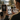 Gast bestellt Merch-Produkte direkt über ein Smartphone vor einer Naturkulisse mit QR-Code-Aufsteller und Nyrra-Produkten. Die Szene zeigt den einfachen Online-Bestellprozess des Nyrra Merch Systems inklusive automatischer Produktion und Versand.