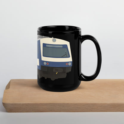 schwarze Tasse mit Illustration eines Triebwagens in Frontansicht, creme-blaues Design, technischer Stil
