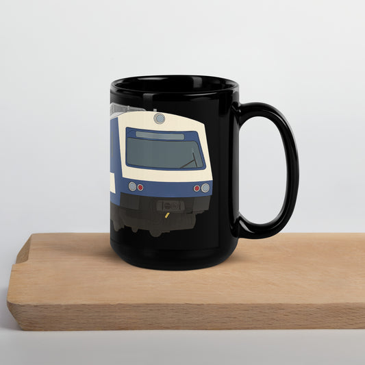 schwarze Tasse mit Illustration eines Triebwagens in Frontansicht, creme-blaues Design, technischer Stil
