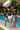 Drei Frauen am Pool mit Shirt: „Alkohol ist eine Lösung – Chemie-Spruch“