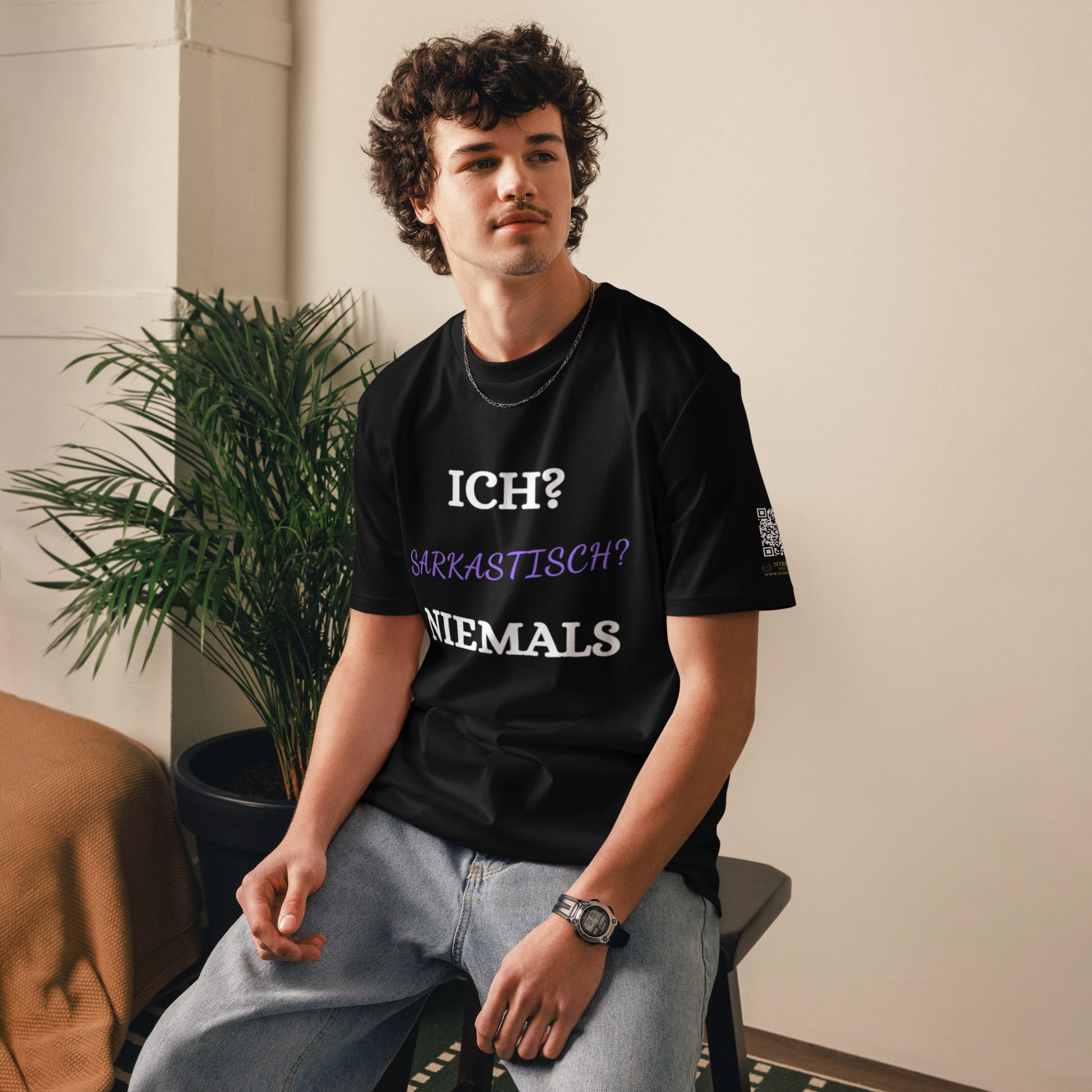 schwarzes T-Shirt mit Text ich? sarkastisch? niemals in weiß und lila, keine Symbole oder Grafiken
