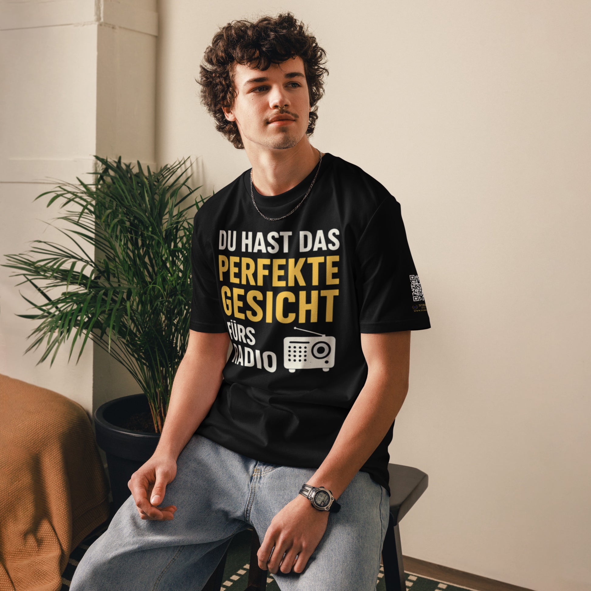 schwarzes T-Shirt mit Spruch du hast das perfekte gesicht fürs radio in weiß und gelb, kleines radio-symbol
