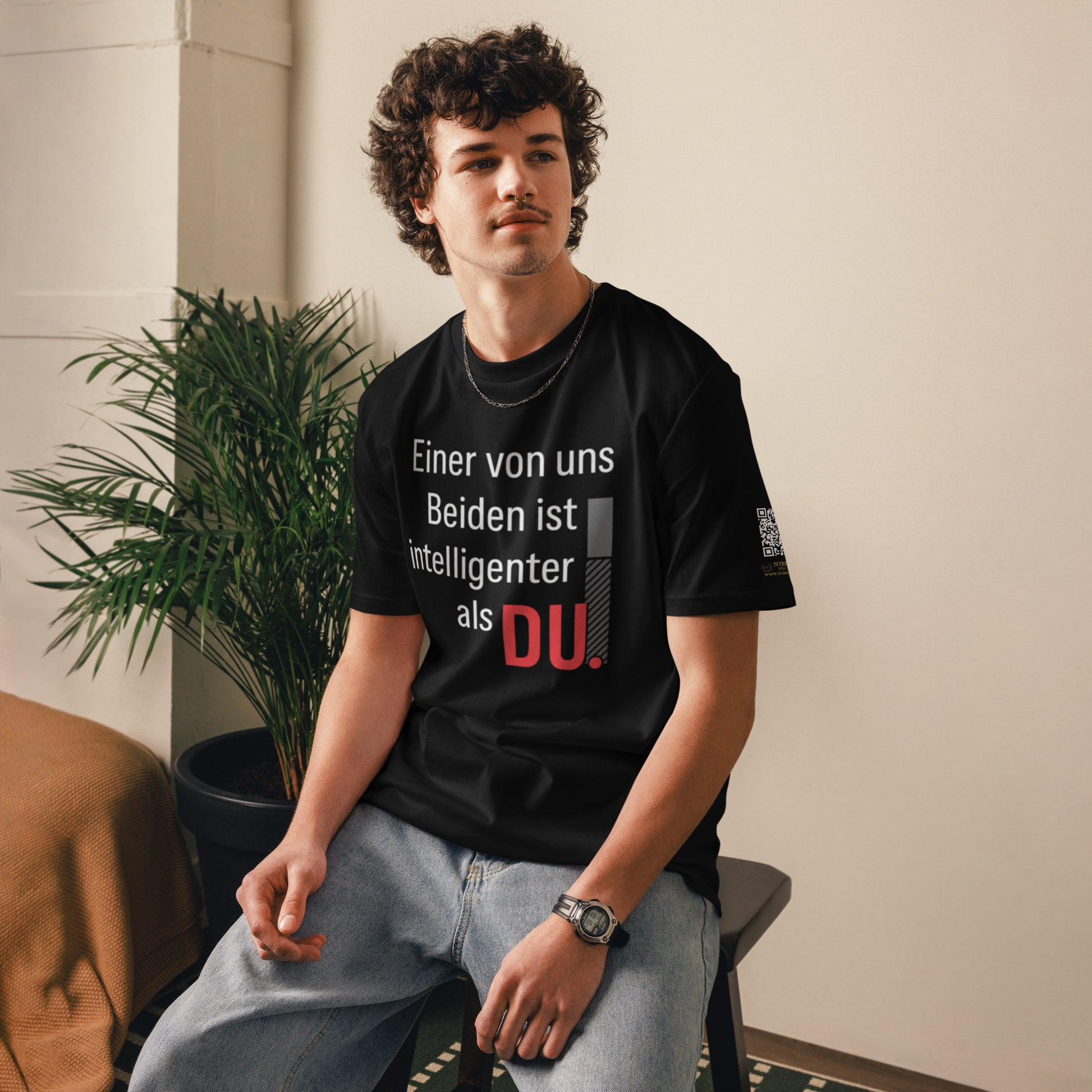 schwarzes T-Shirt mit Spruch einer von uns beiden ist intelligenter als du in weiß, grau und rot, Balkendiagramm, QR-Code am rechten Ärmel
