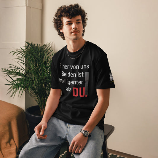 schwarzes T-Shirt mit Spruch einer von uns beiden ist intelligenter als du in weiß, grau und rot, Balkendiagramm, QR-Code am rechten Ärmel
