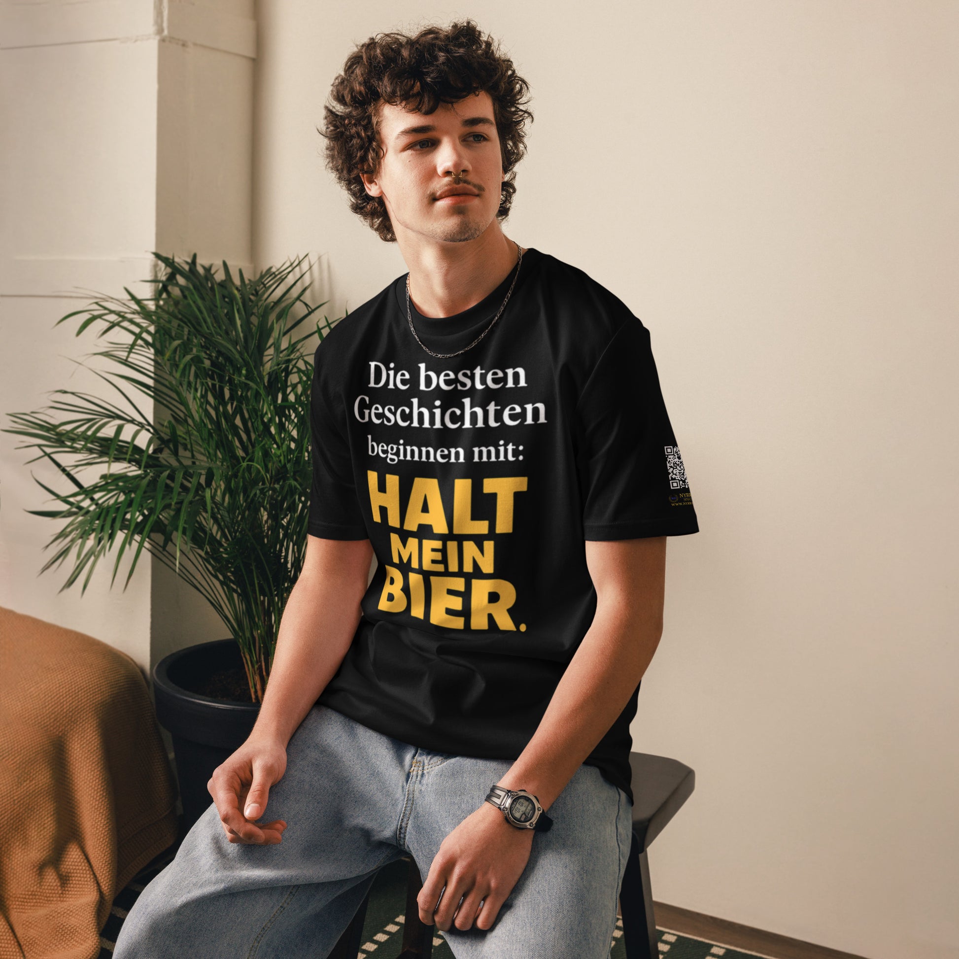 schwarzes T-Shirt mit weißem und gelbem spruch die besten geschichten beginnen mit halt mein bier, QR-Code am ärmel

