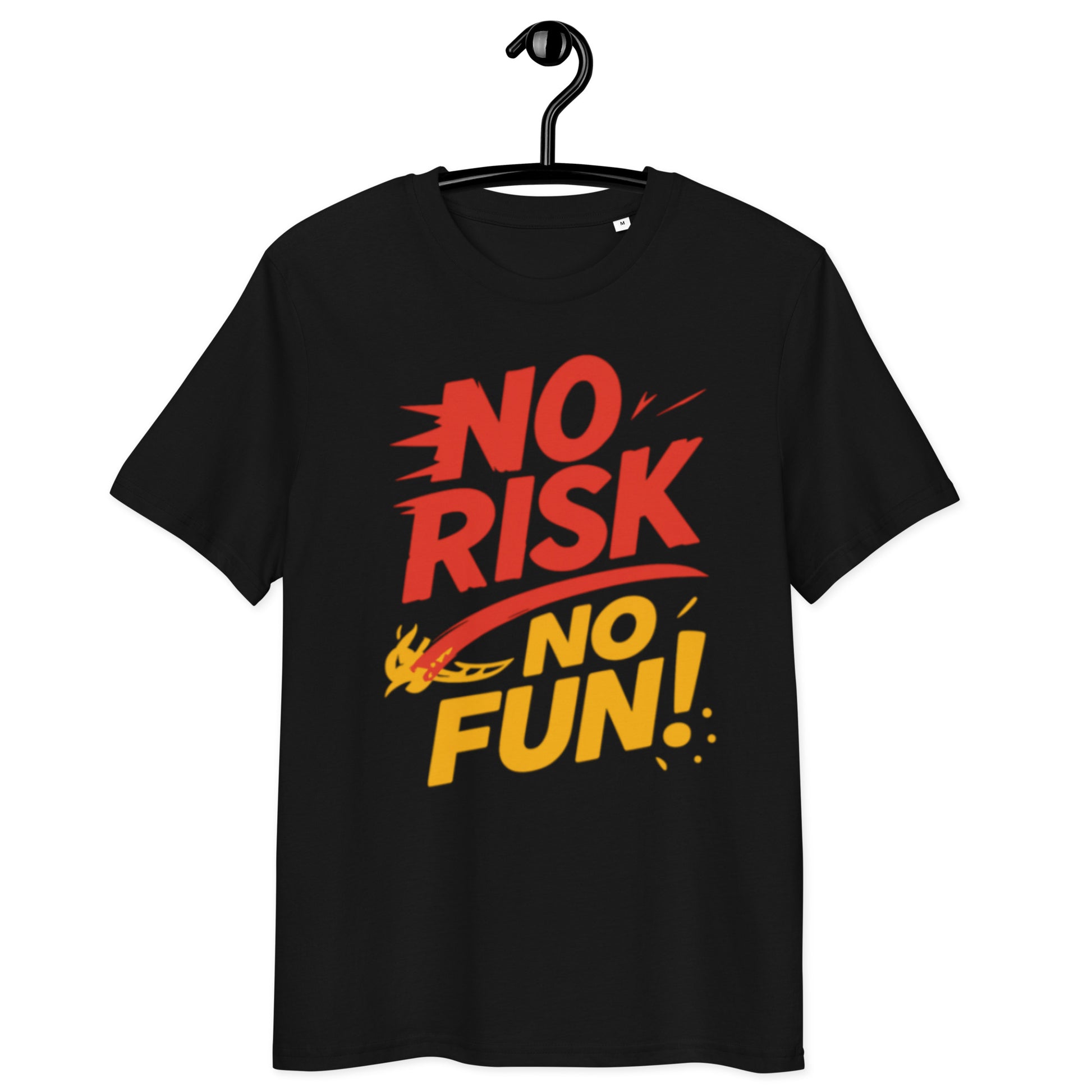 schwarzes T-Shirt mit Schriftzug no risk no fun in roten und gelben Großbuchstaben, dynamisches grafisches Element mit Flamme
