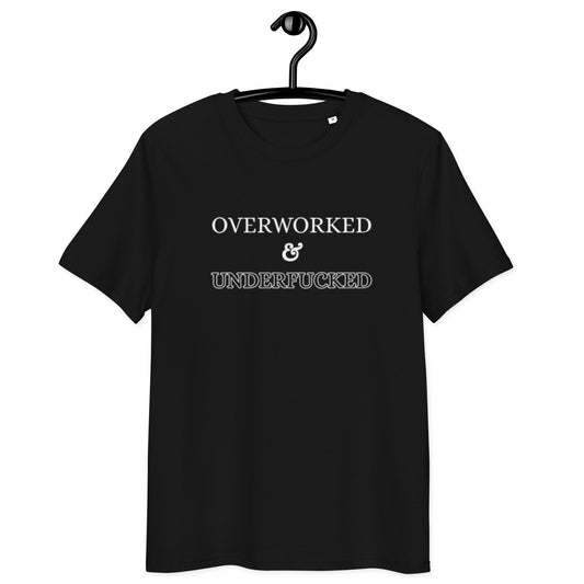schwarzes T-Shirt mit weißem Text overworked and underfucked in zwei Zeilen, mittig gesetzt
